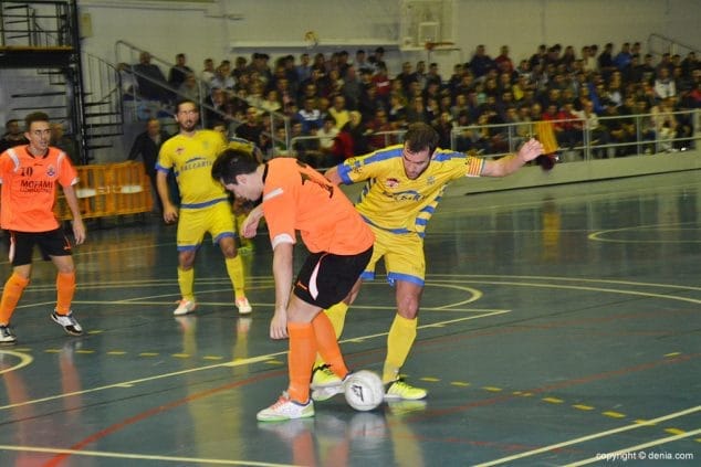 Blai luchando un balón