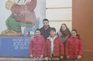 Cargos de la falla Oeste frente al Museo del Juguete