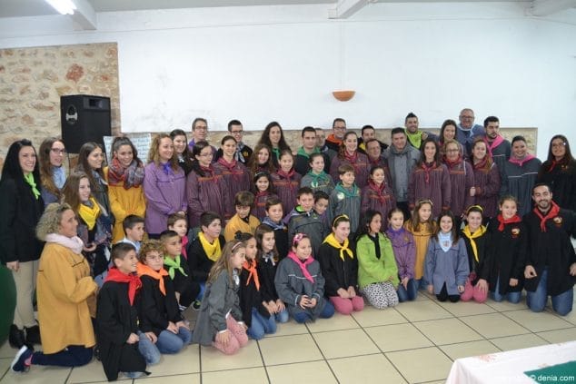 Cargos de las fallas de Dénia junto al pregonero