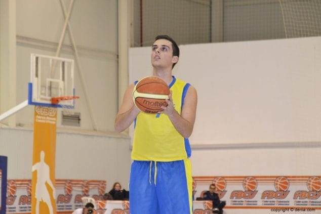 El Dénia Básquet venció al EB Vila-Real en la Copa Junior Preferente (55-48) 5 Carlos Sendra lanzando tiro libre