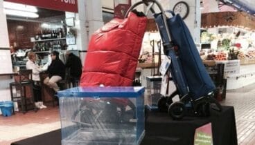 Carros de la compra que se sortean en el Mercat Municipal de Dénia