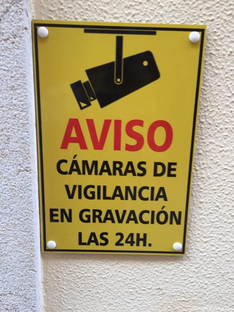 Cartel que avisa de las cámaras de grabación en la calle Loreto