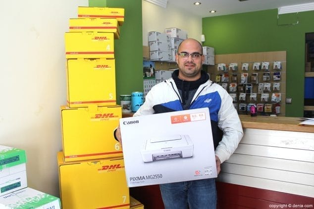 Los ganadores de las cestas navideñas recogen sus esperados premios 10 Cesta Funcional Masquecartucho