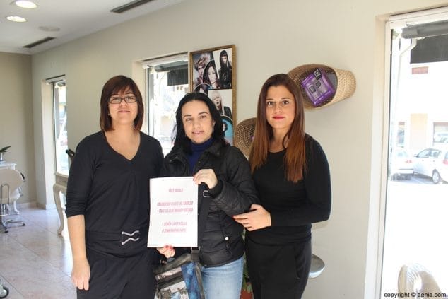 Los ganadores de las cestas navideñas recogen sus esperados premios 18 Cesta Mamá Dorita e Inma