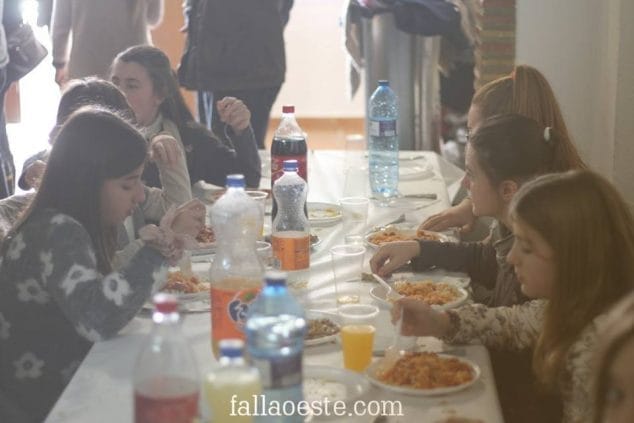 Lleno absoluto en el casal del Oeste para disfrutar del 'Cous Cous de Berna' 2 Cous cous en el casal del Oeste