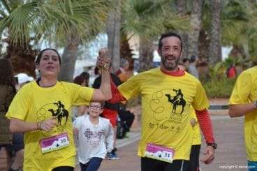 Delgado levantando la mano de su pareja al entrar en meta