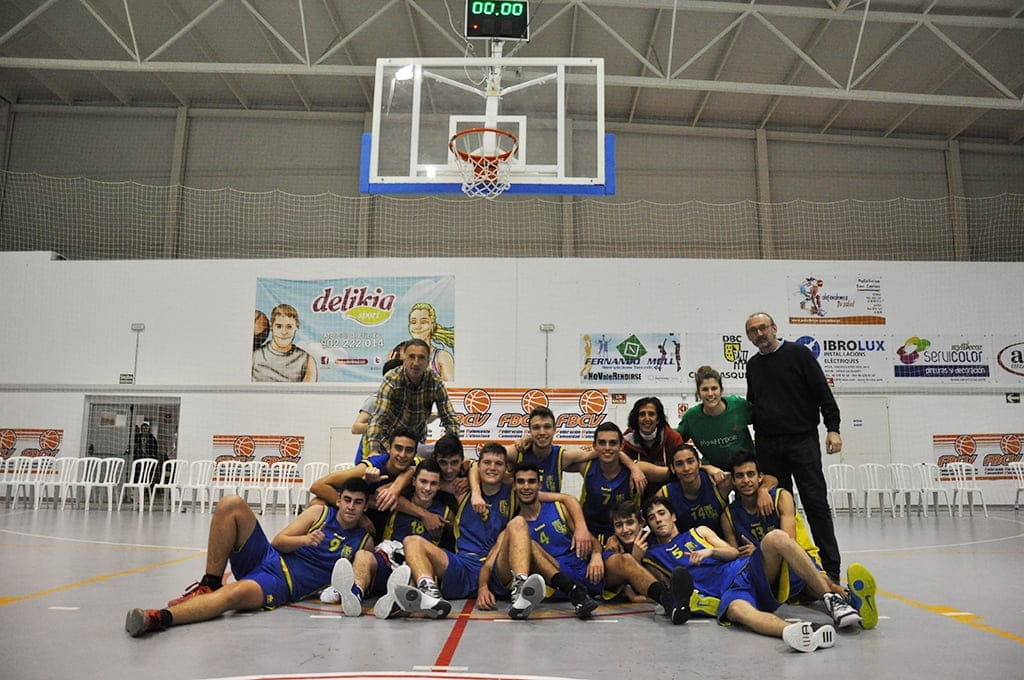 Eduardo Clavero con Manolo Viciano y los jugadores