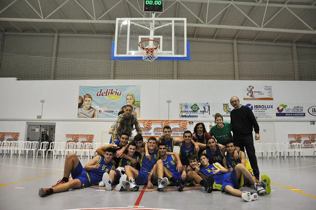 Los juniors del Dénia Básquet campeones de la Copa Junior Preferente 1 Eduardo Clavero con Manolo Viciano y los jugadores