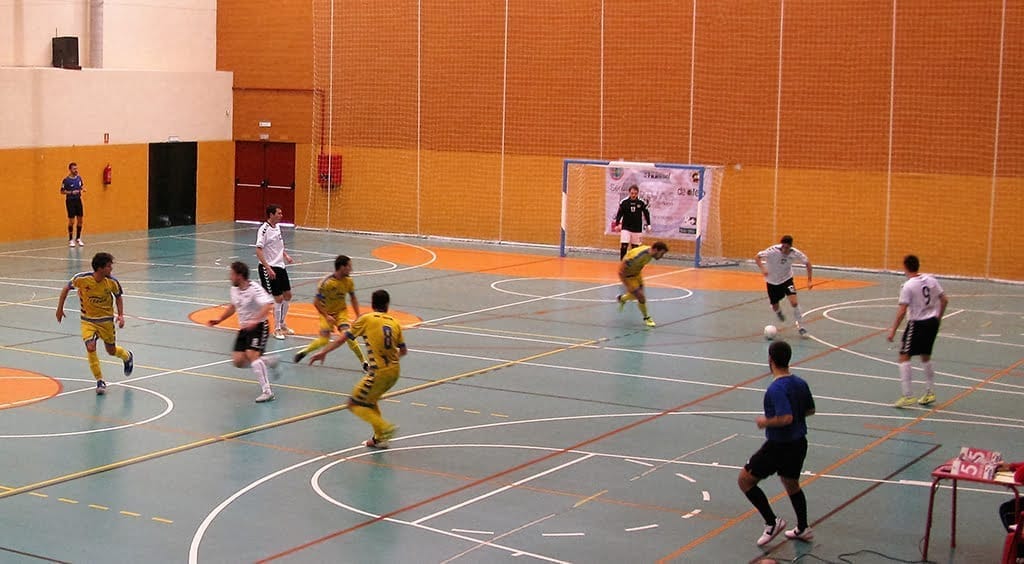 El CD Rivas sacando el balón