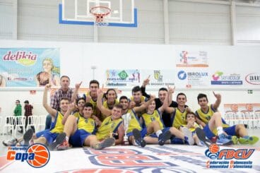 El Dénia Básquet con el trofeo