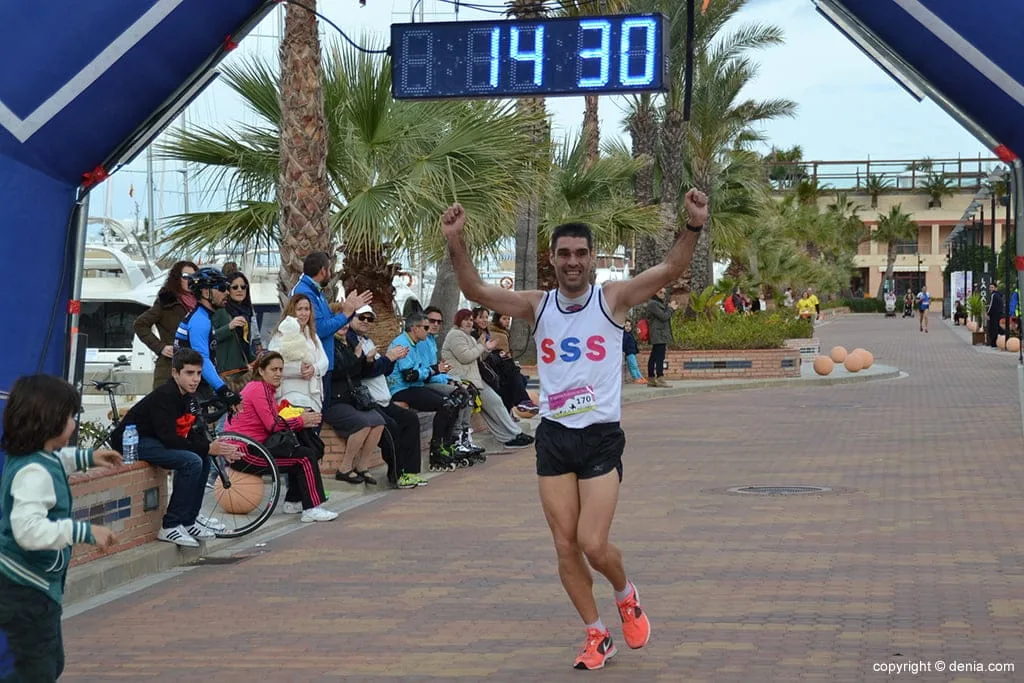 Esteban Peralez cruzando la meta