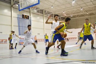 Isaac Catalá con el balón