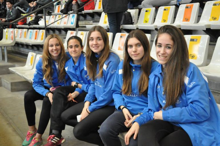 Jóvenes atletas del CA Baleária Diánium en el velódromo Lluis Puig
