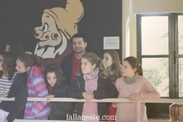 La falla Oeste visita el museo del Juguete de Dénia