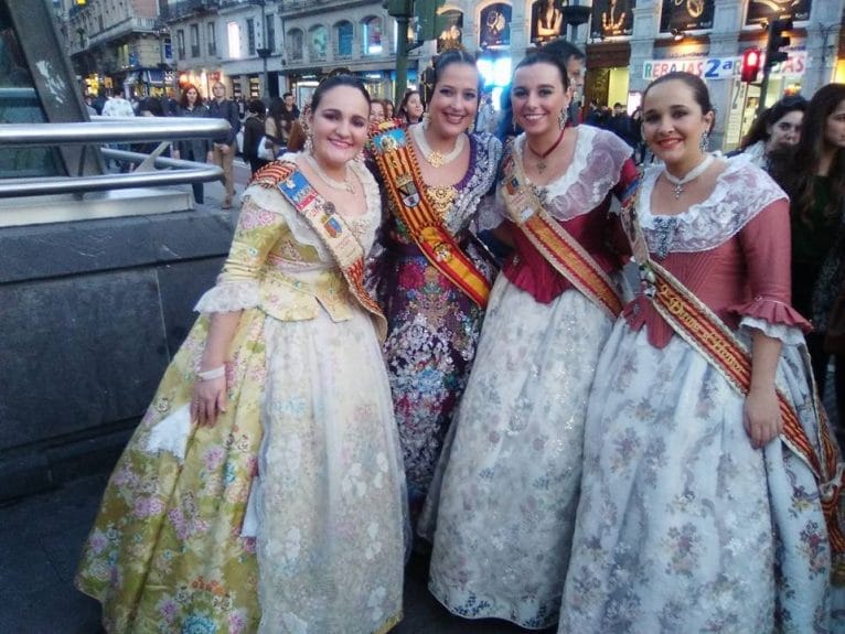 La fallera mayor de Dénia con las representantes de fogueres de Xàbia en Madrid