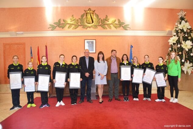 Las gimnastas con Grimalt y Carrió