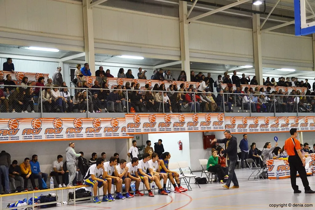 Los juniors del Dénia Básquet campeones de la Copa Junior Preferente 3 Las gradas del Pabellón Joan Fuster llenas