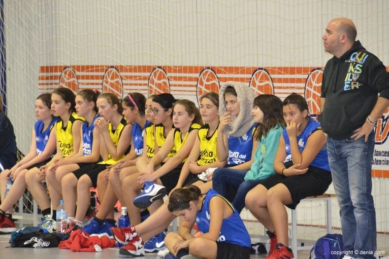 Las niñas animando durante el partido
