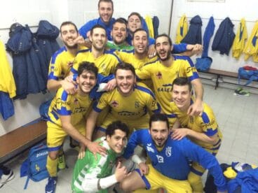 Los jugadores del Dénia Futsal celebran la victoria ante la AD Bargas