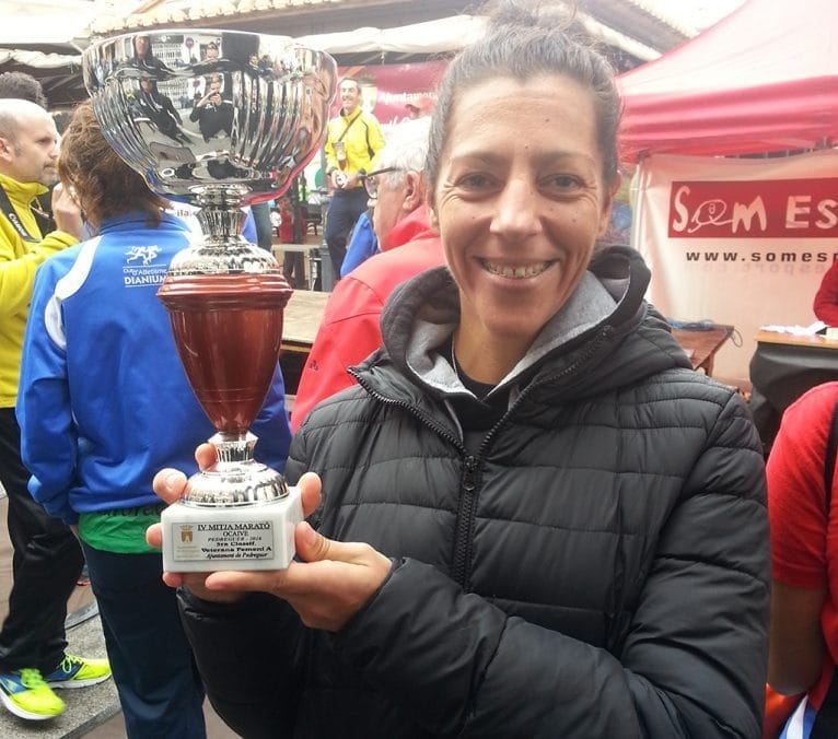 Luisa Nevado con su trofeo