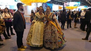 Marina Margalejo con la Fallera Mayor de Valencia en Fitur