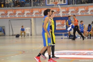 Nelsón Gavila marcado por un rival