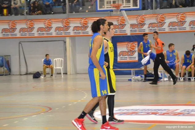 Los juniors del Dénia Básquet campeones de la Copa Junior Preferente 9 Nelsón Gavila marcado por un rival