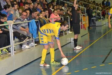 Pablo Tarín sacando de banda