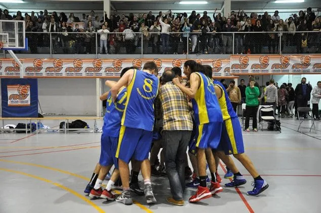 Los juniors del Dénia Básquet campeones de la Copa Junior Preferente 20 Piña de los jugadores celebrando la victoria