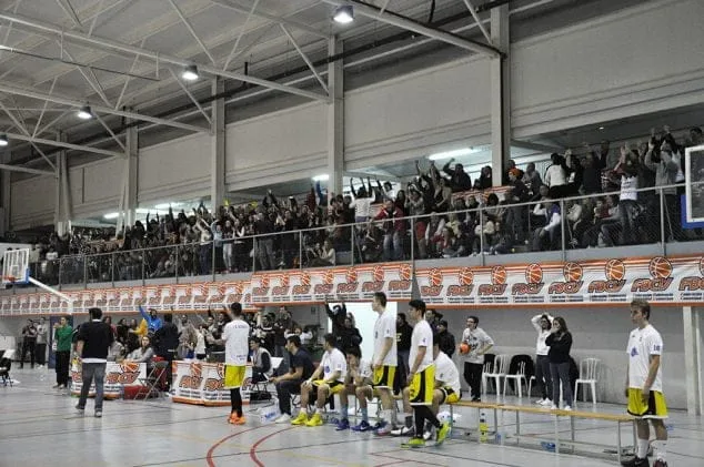 Los juniors del Dénia Básquet campeones de la Copa Junior Preferente 19 Público celebrando el triunfo