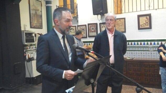 La Casa de Andalucía celebró 20 años de su certamen de poesía premiando a Alonso y Pejó 5 Rafael Alonso recoge su premio