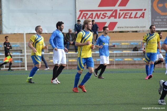 Renzo rodeado de defensores rivales