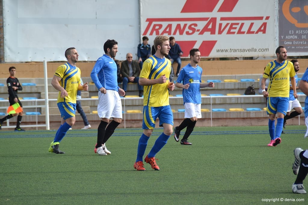 Renzo envoltat de defensors rivals