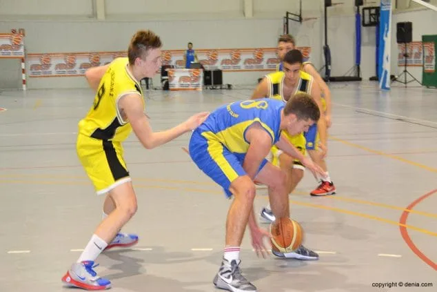 Los juniors del Dénia Básquet campeones de la Copa Junior Preferente 10 Richard García botando el balón
