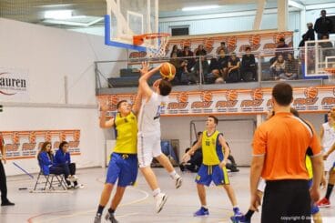 Richard García taponando un tiro