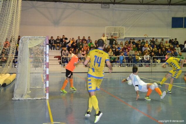 Robert tirando a portería