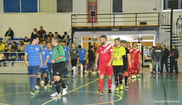 Salida a la cancha de los dos equipos