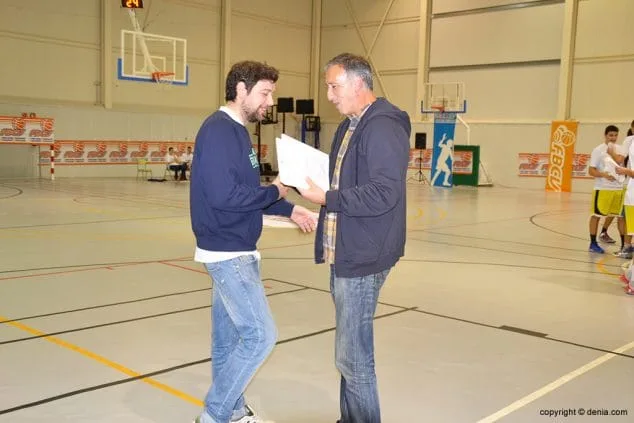 Los juniors del Dénia Básquet campeones de la Copa Junior Preferente 6 Saludo entre Eduardo Clavero y Fernando Peiró