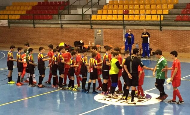 Saludos entre los jugadores del Paidos Seguros Javi Segui y el Altea FS