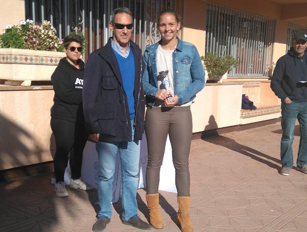 Suerte dispar para los equipos del Club Tenis Dénia 2 Silvia Bordes con su trofeo en Vall d' Uxó