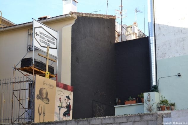Terraza decorada con ataúdes en Dénia