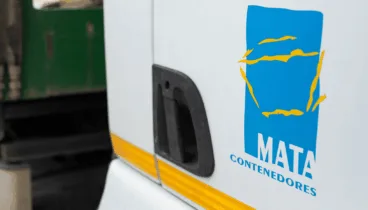 camion de contenedores mata