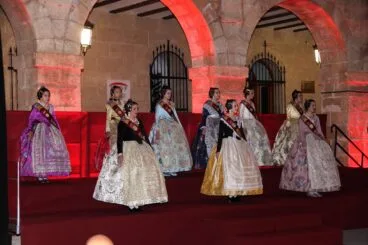 Cortes de honor de las falleras mayores