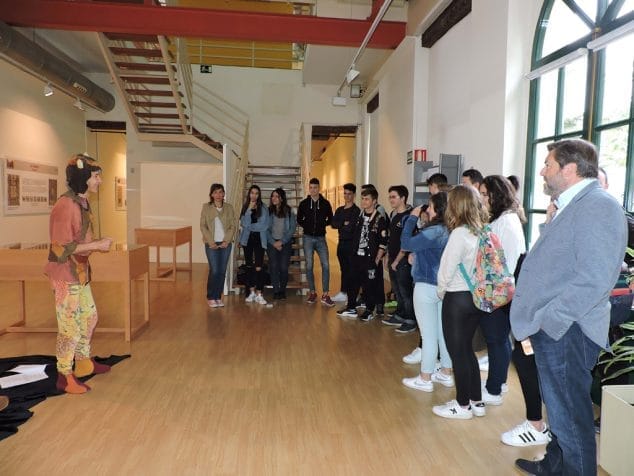 estudiantes en la exposicion sobre el libro valenciano
