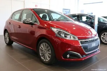 Peugeot 208 rojo Peumovil