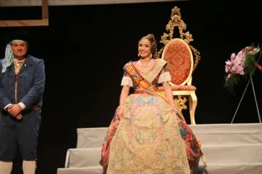 Safir Malonda es presentada como Fallera Mayor de Dénia