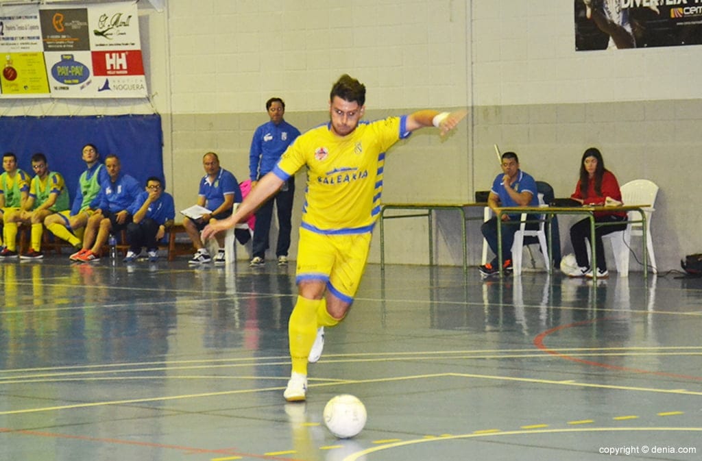 Álex Pla marcando el tercer gol