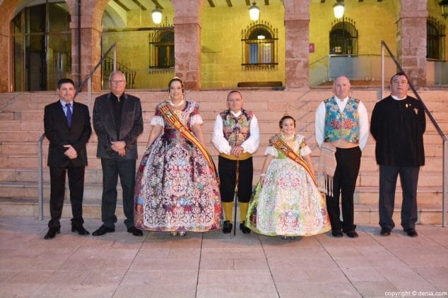 06 Exposición del Ninot 2016 Falleras mayores con pregonero y falleros ejemplares