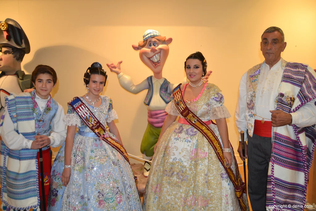 Inauguración exposición del Ninot 2015 – Los cargos de la falla Darrere del Castell con su ninot