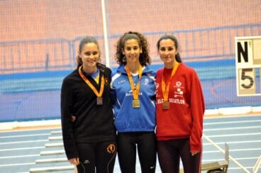 Aina Fornés luciendo su medalla de campeona autonómica promesas